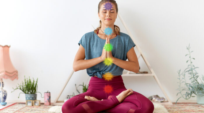 In der Regel werden bei der Chakra Meditation verschiedene Atemtechniken mit Fokus auf ein bestimmtes Chakra angewandt. © Shutterstock, Syda Productions