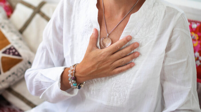 Das Herzchakra strahlt von der Mitte des Brustkorbes sein kräftiges Energiefeld aus. © Shutterstock, Microgen
