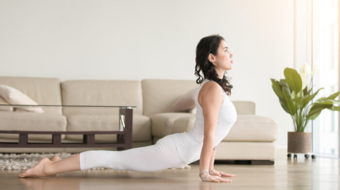 Mit Yoga kannst du deinen Energiefluss und deine Chakren positiv beeinflussen. © Shutterstock, fizkes